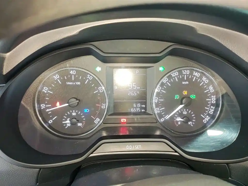 Škoda Octavia 2016 1.6L Automatic Pioneer Edition фото 12