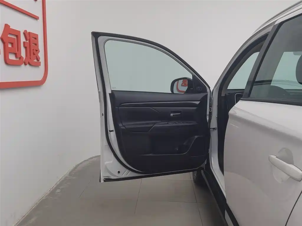 Mitsubishi Outlander 2018 2.0L 2WD Jiale Edition 7-seater фото 8