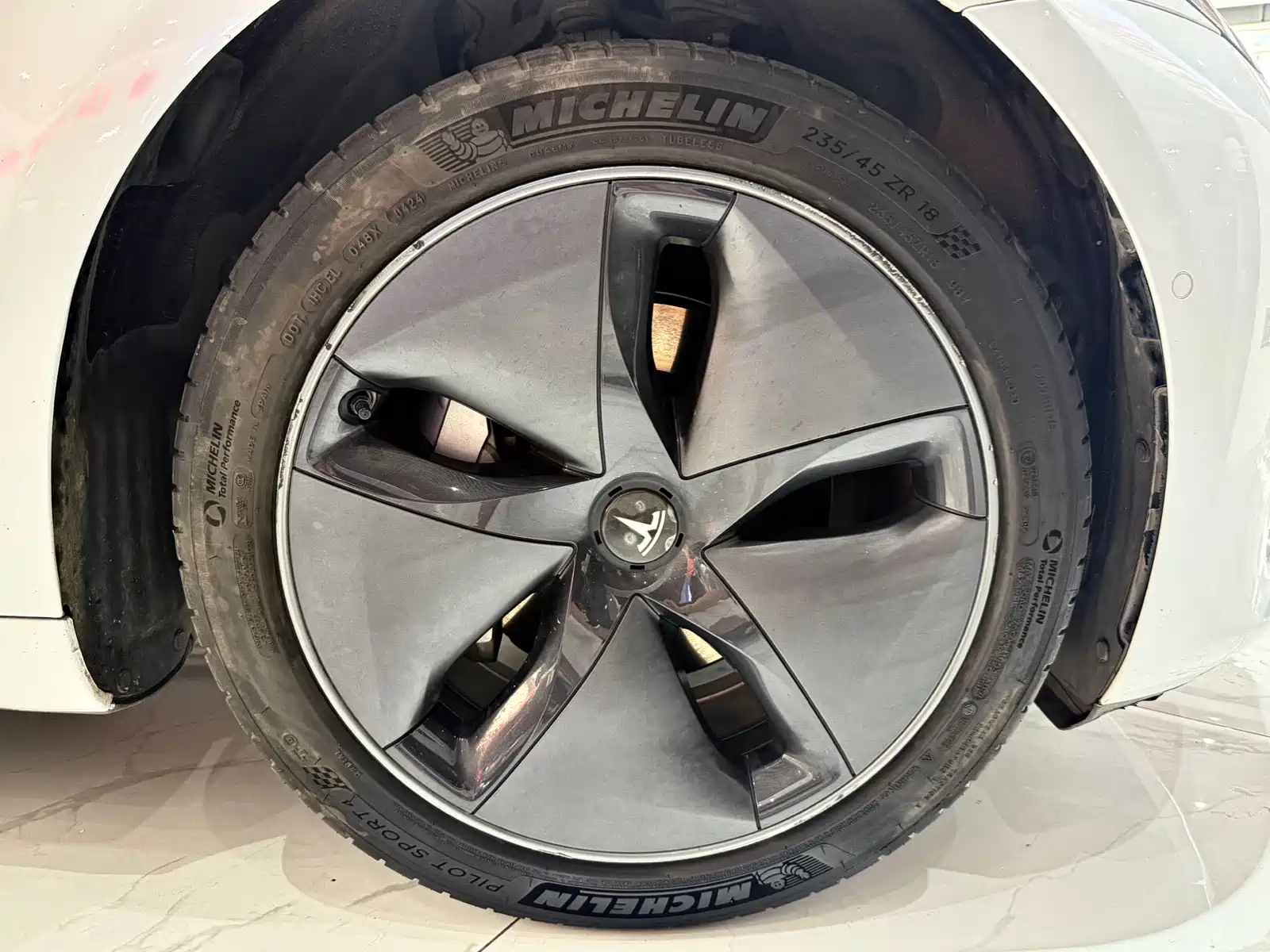 Фото 13 - Tesla Model 3