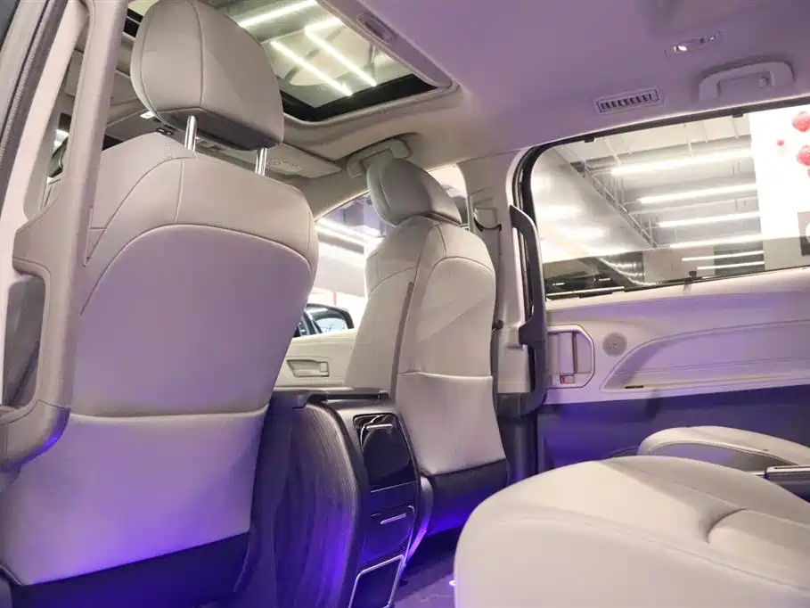 Toyota Granvia 2023 2.5L Hybrid Comfort Edition фото 21