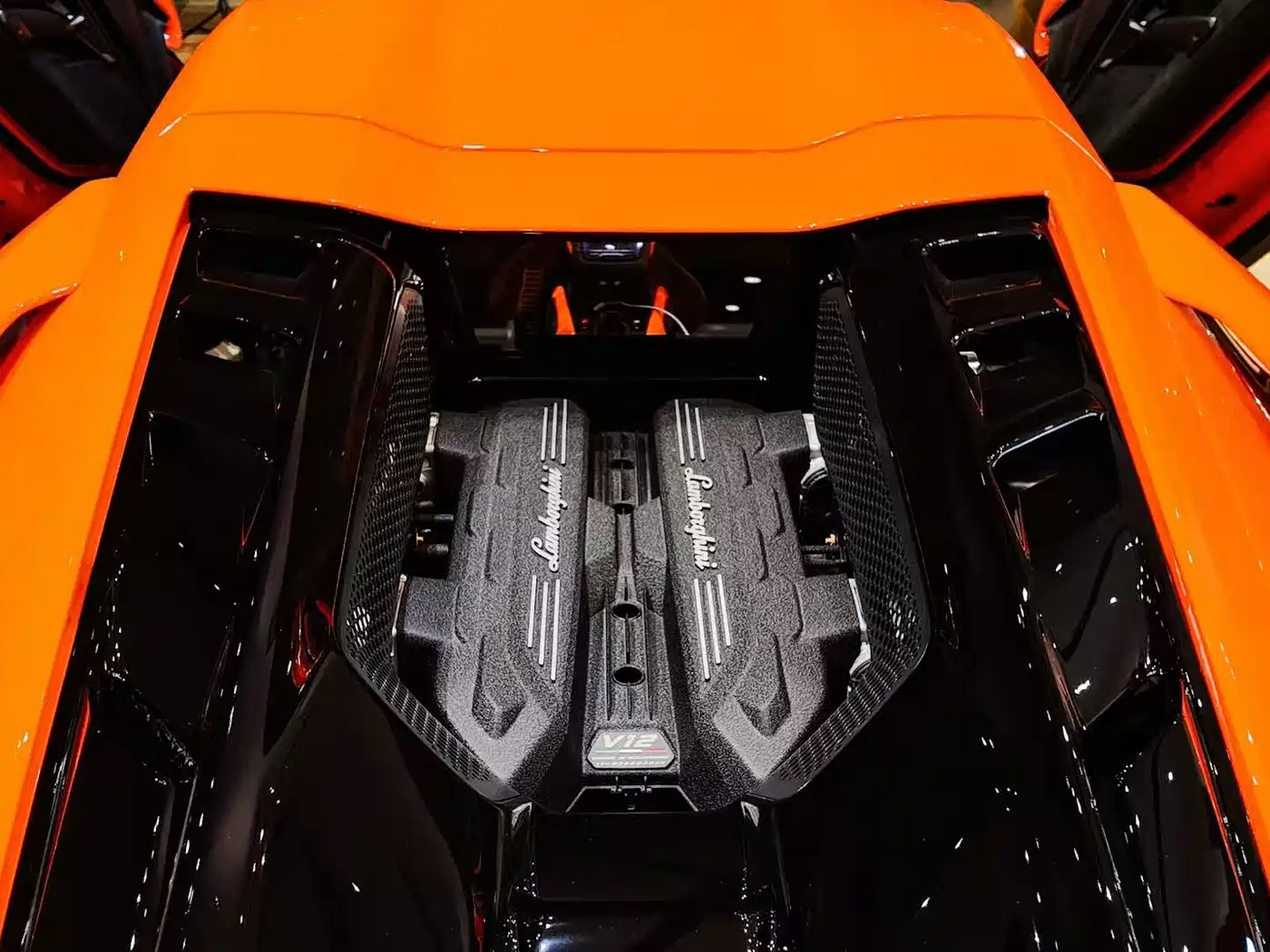 LAMBORGHINI REVUELTO