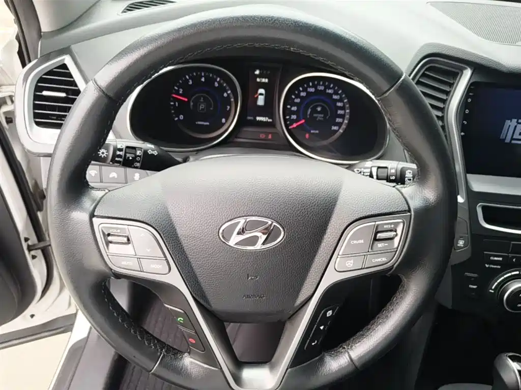 Hyundai Santa Fe 2015 2.4L Automatic 2WD Smart 5-seater фото 11