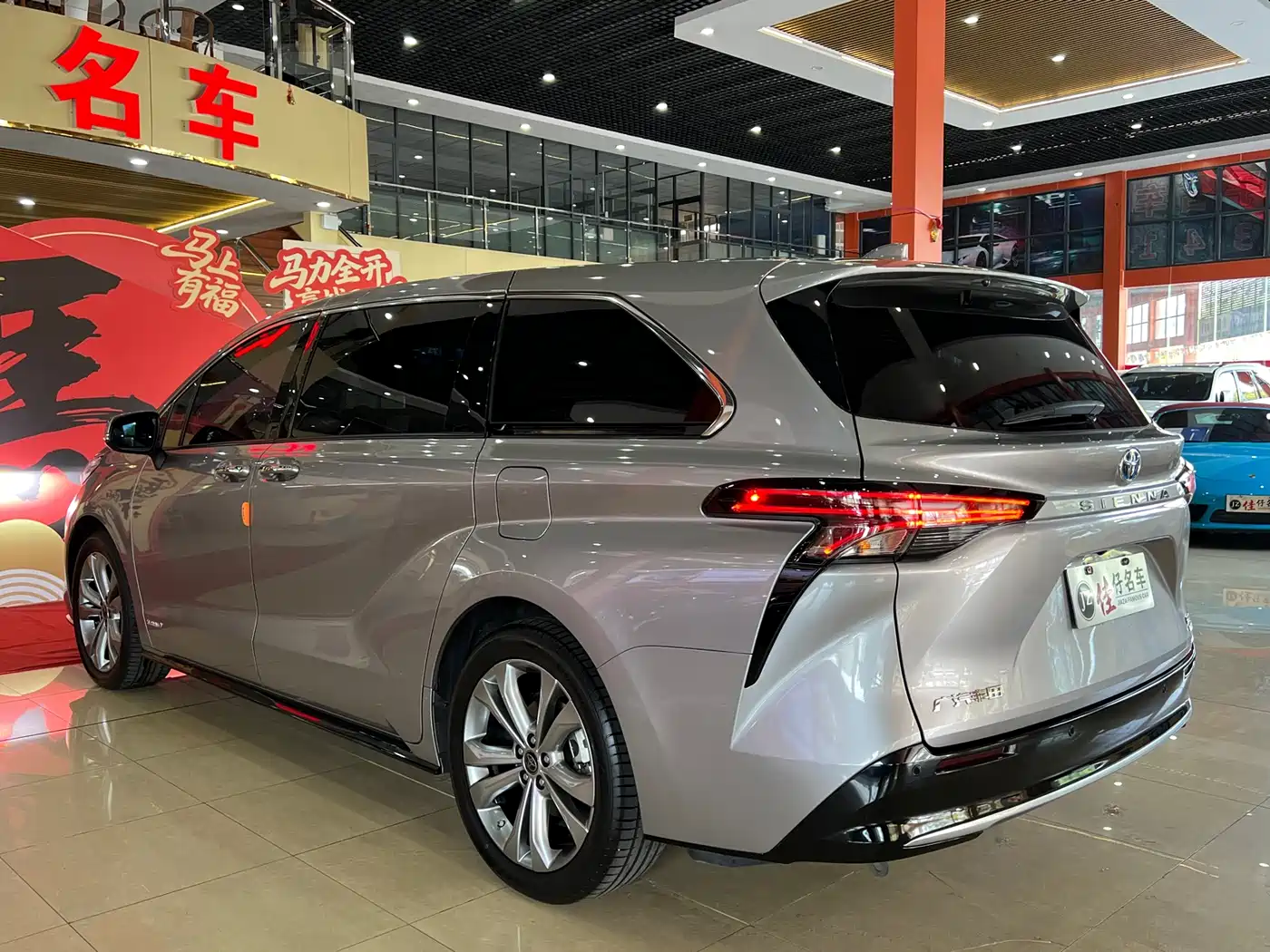 Toyota Sienna 2023 2.5L Hybrid Premium Edition фото 5