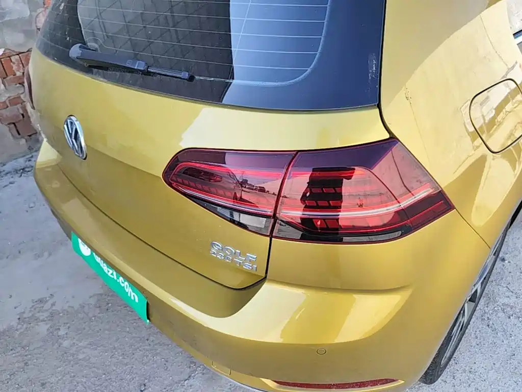 Photo 8 - Volkswagen Golf
