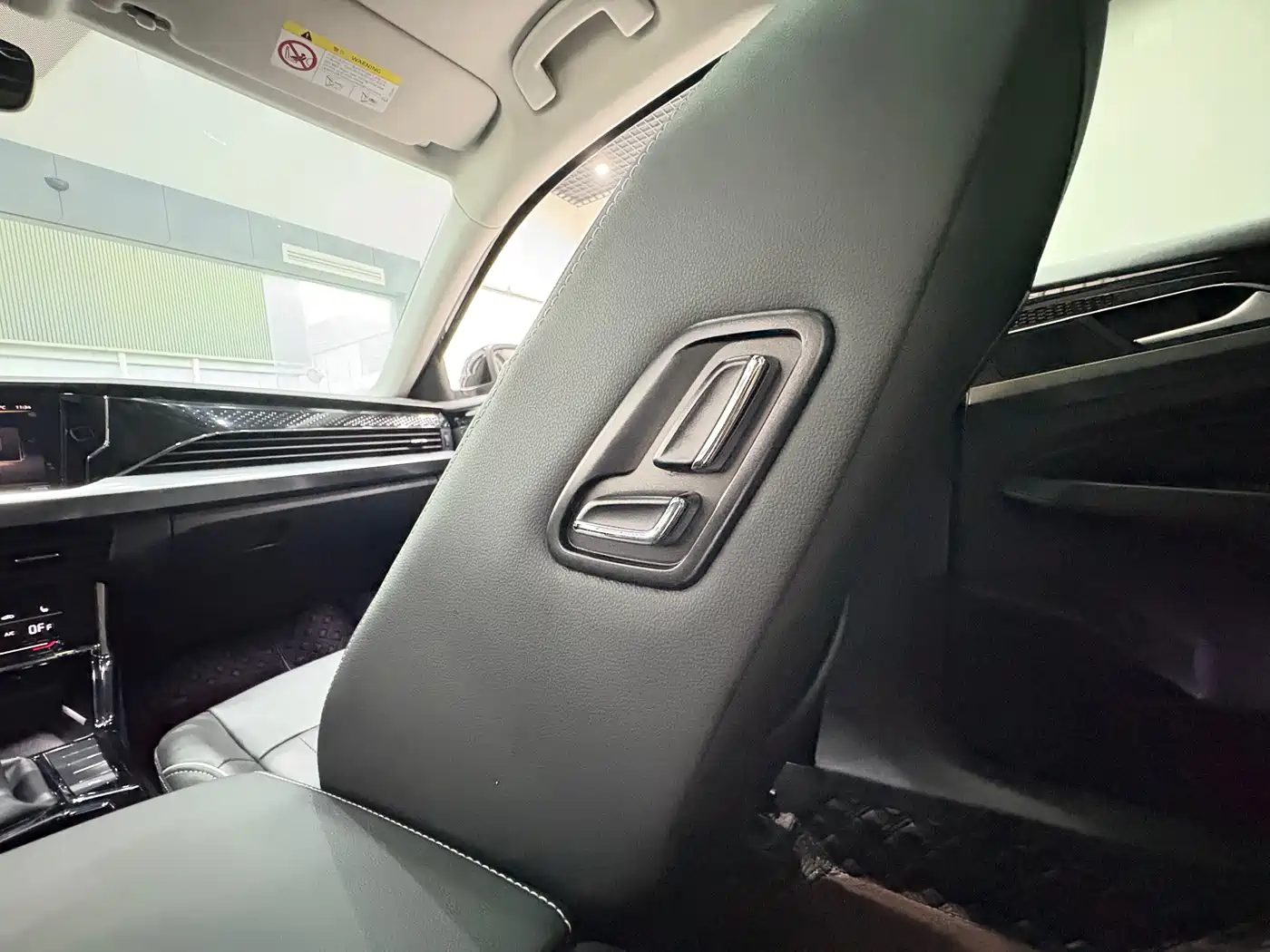 Volkswagen Passat 2023 330TSI Starlight Elite Edition фото 16
