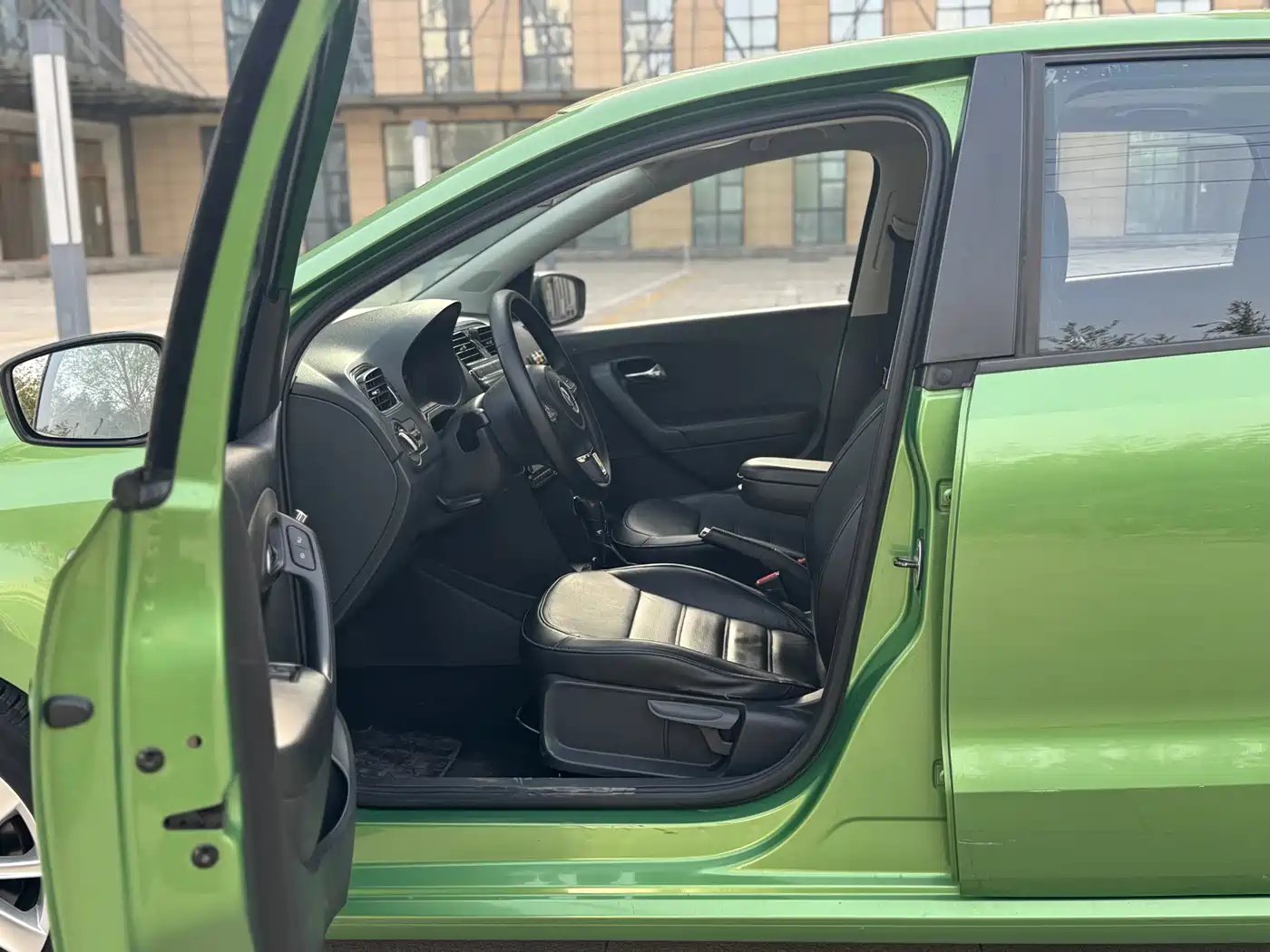 Volkswagen Polo 2014 1.4L Automatic Luxury Edition фото 9