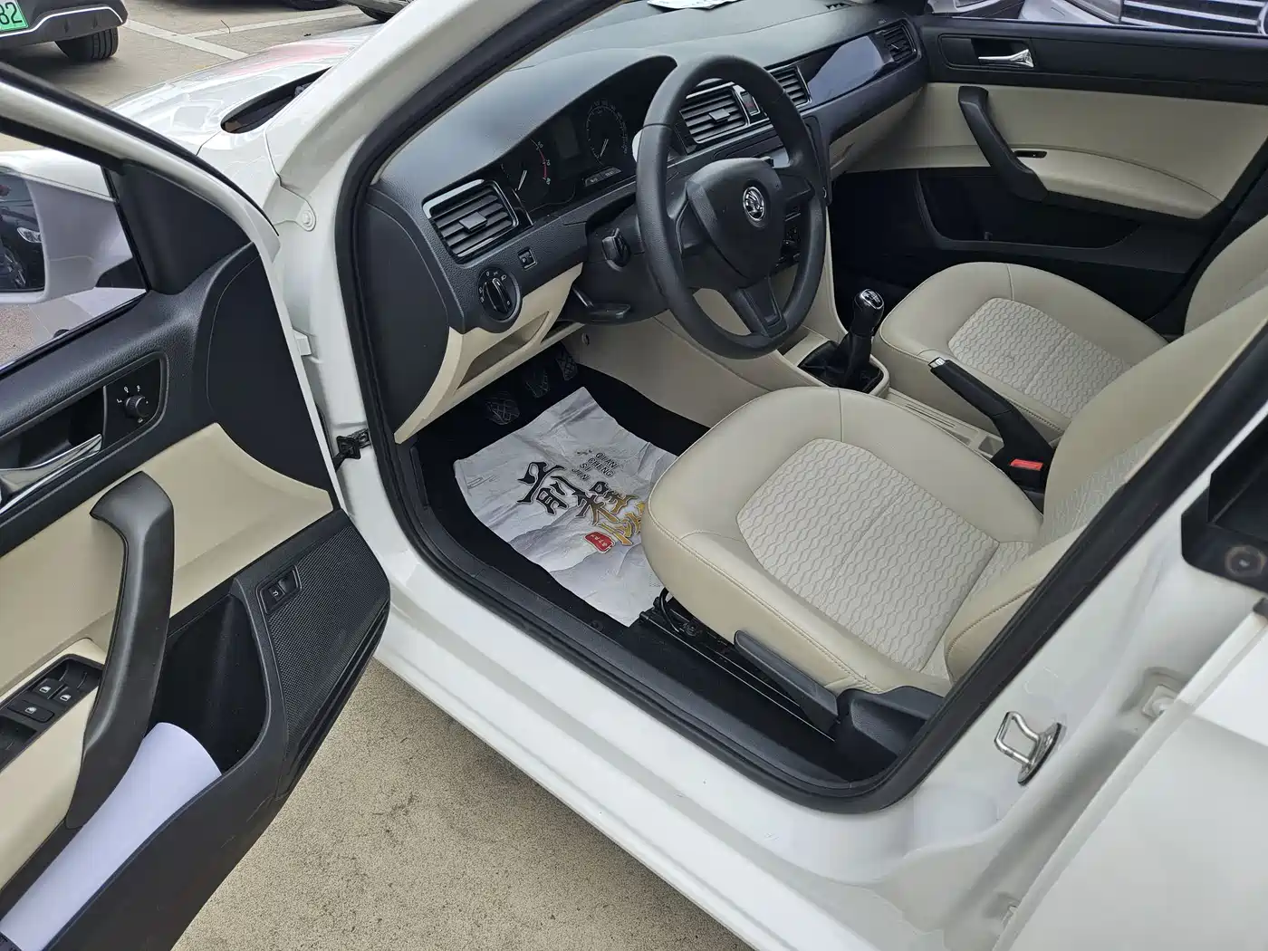 Škoda Rapid 2016 1.6L Manual Pioneer Edition фото 5