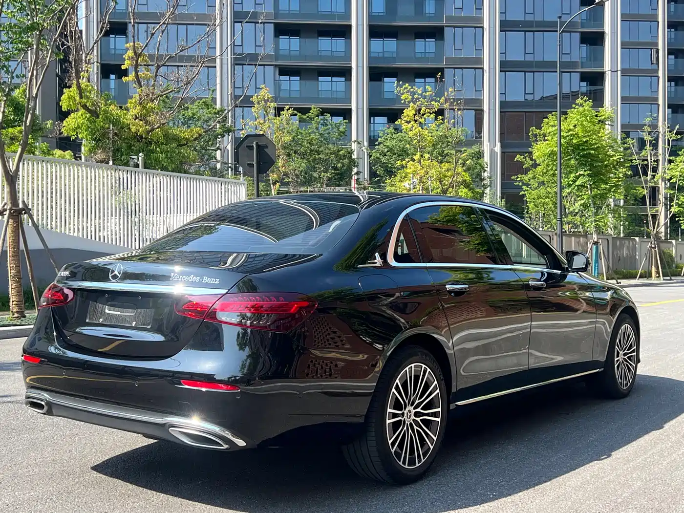 Mercedes-Benz E-Class 2023 E 300 L Sport Fashion фото 6
