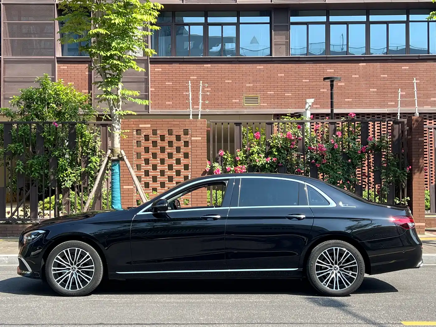 Mercedes-Benz E-Class 2023 E 300 L Sport Fashion фото 3