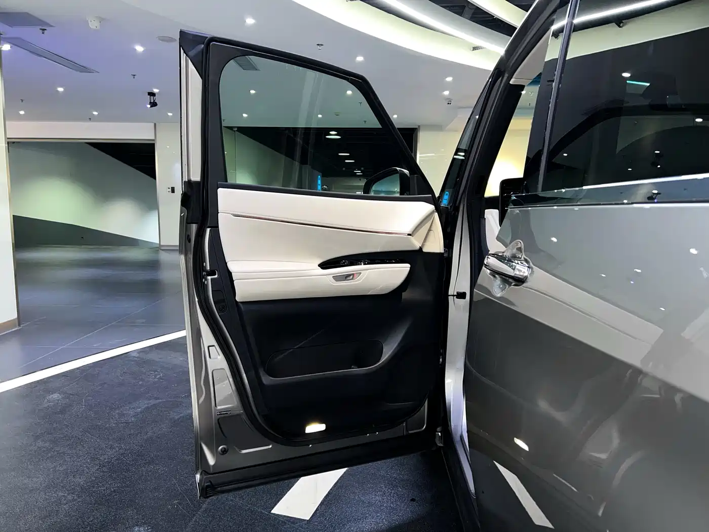 Lexus LM 2025 Model 500h Six-Seater Prestige Edition фото 16