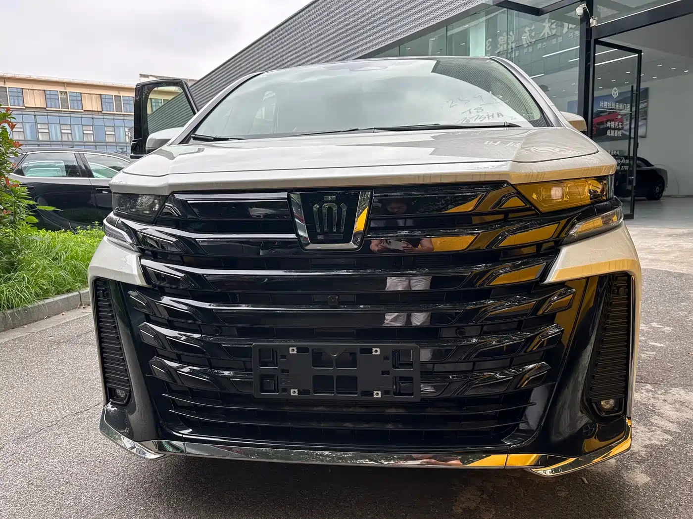 Toyota Vellfire 2025 Crown Hybrid 2.5L Ink Gold Executive Edition фото 2