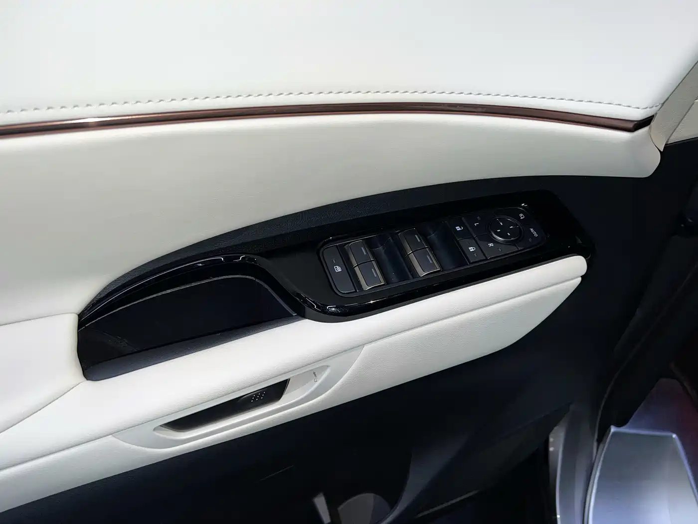 Lexus LM 2025 Model 500h Six-Seater Prestige Edition фото 15
