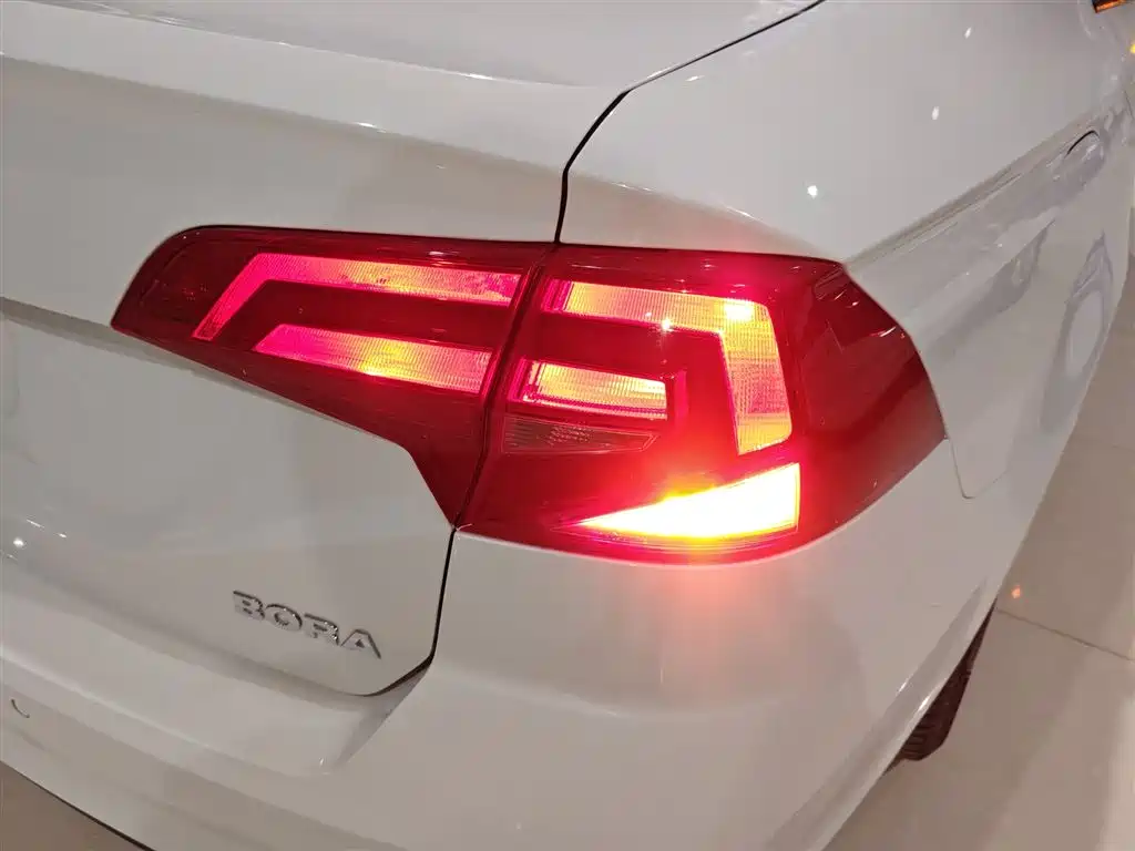 Volkswagen Bora 2018 1.5L Manual Fashion фото 8