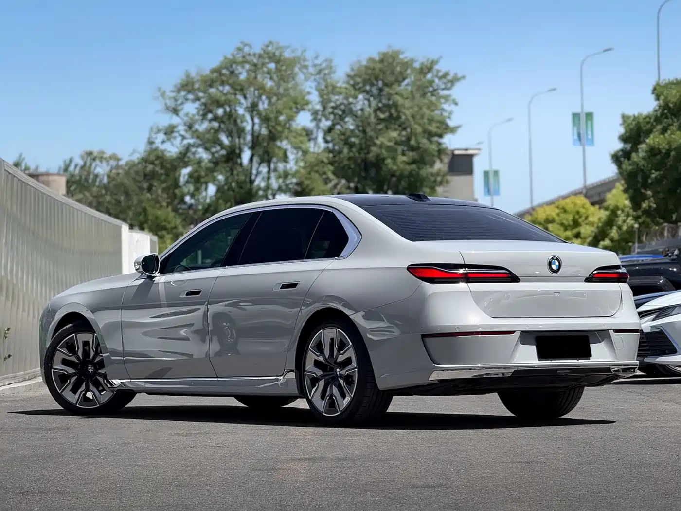 BMW 7 Series 2023 Model 735Li Luxury Package фото 16