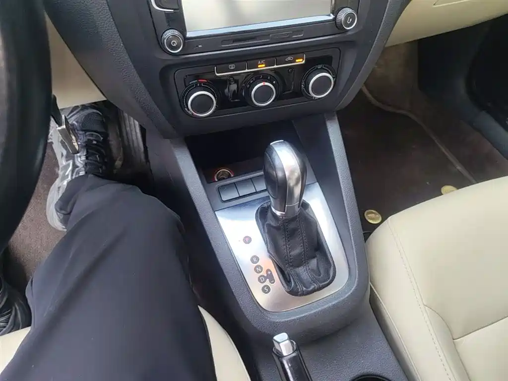 Volkswagen Sagitar 2014 Facelift 1.6L Automatic Comfort фото 14
