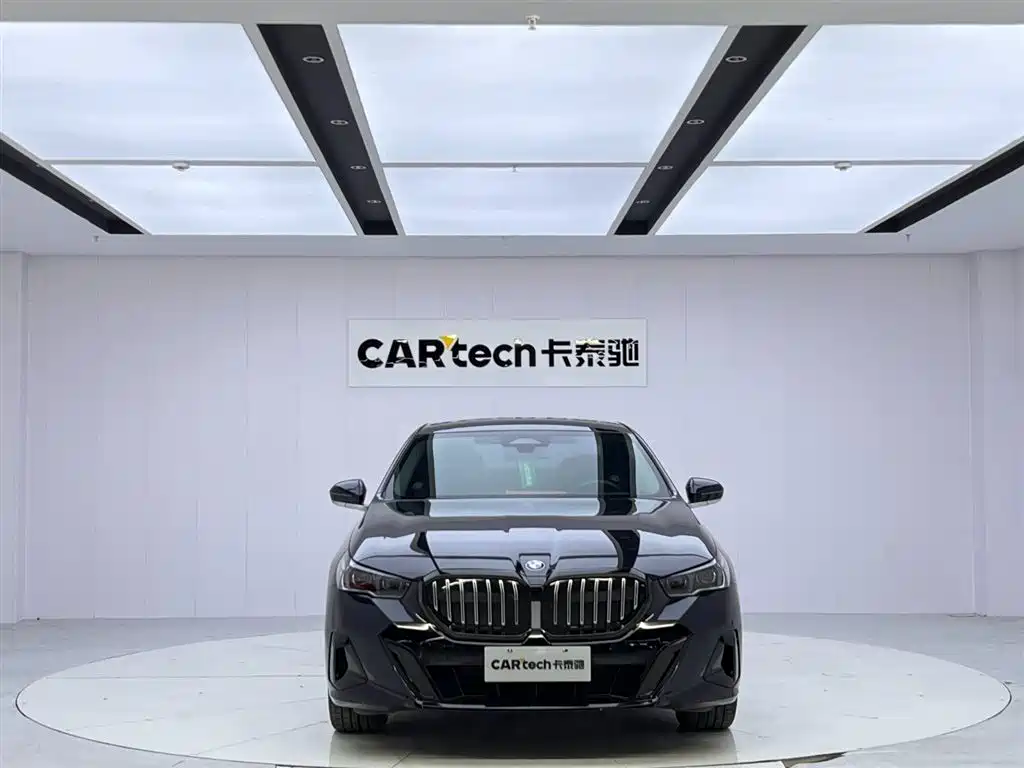 BMW 5 Series 2025 525Li M Sport Package фото 8