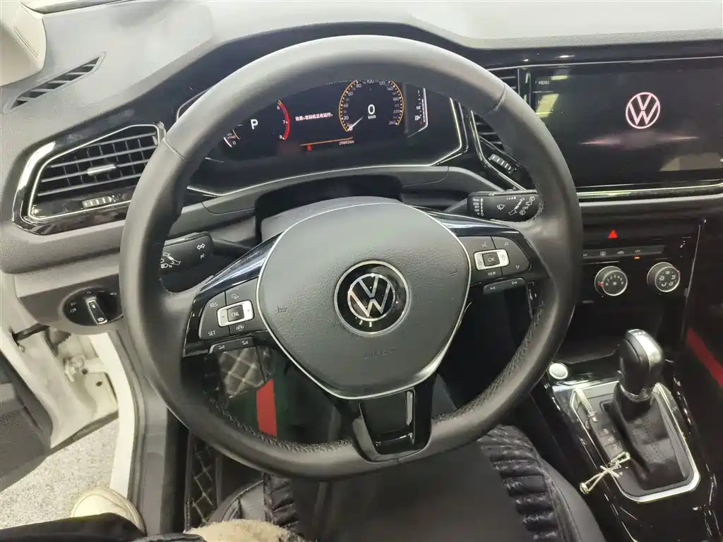 VOLKSWAGEN T-ROC EXPLORING SONGS