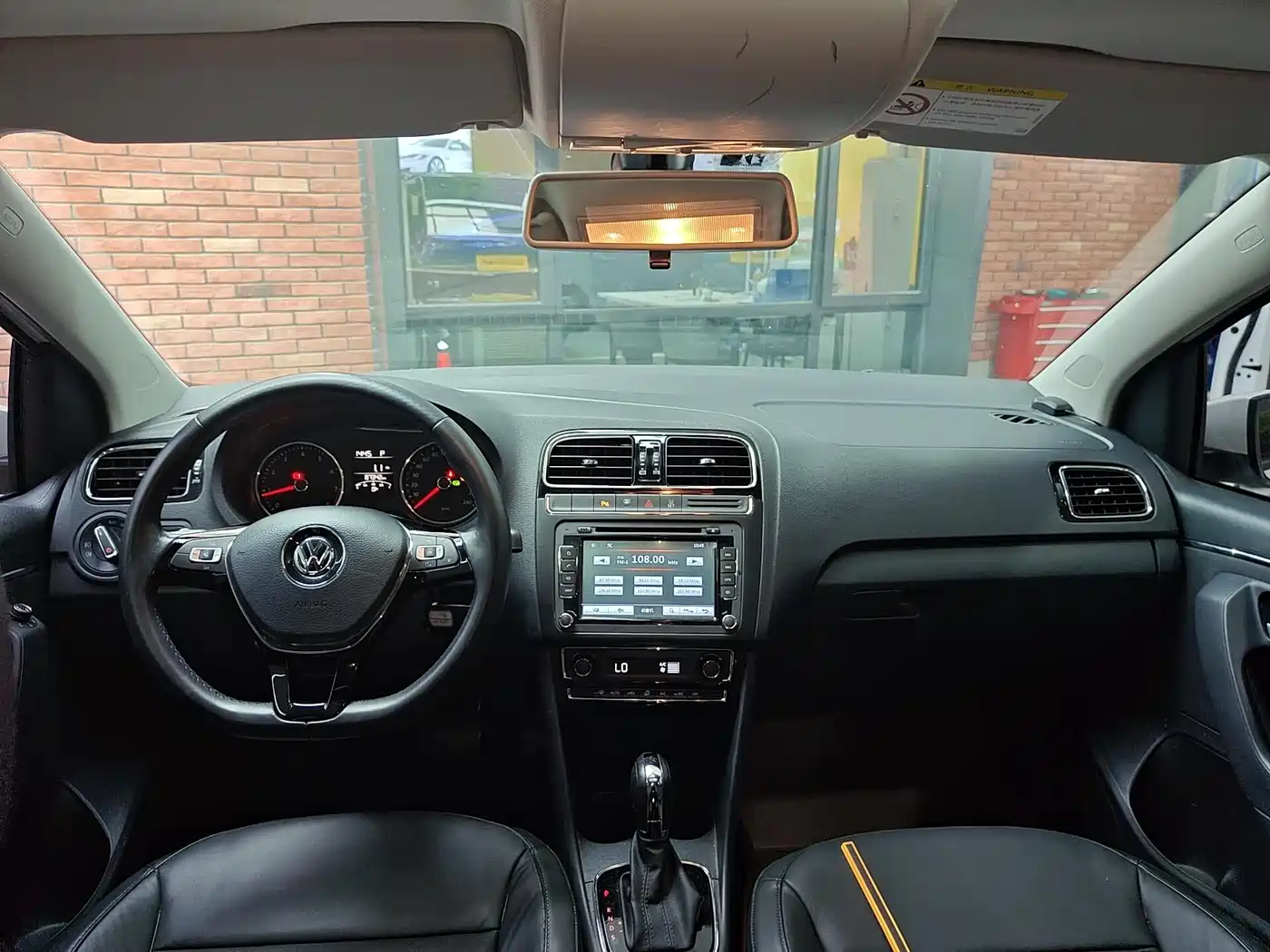 Volkswagen Polo 2014 1.6L Automatic Luxury Edition фото 12