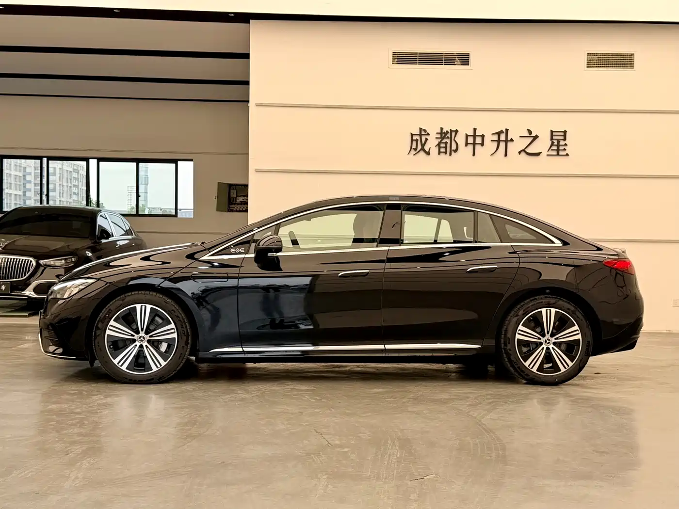 Mercedes-Benz EQE 2025 Model 500 4MATIC Luxury Edition фото 2