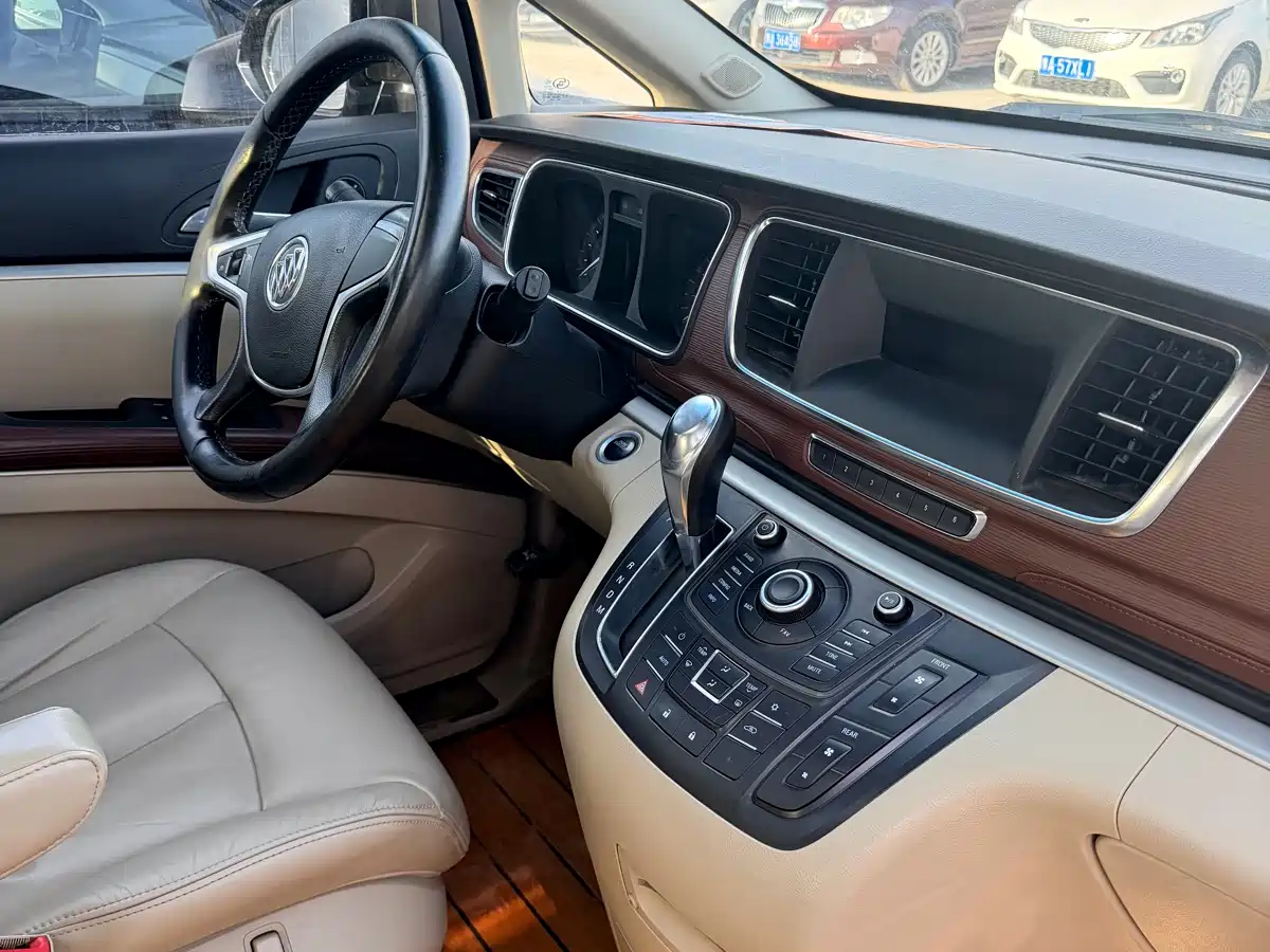 Buick GL8 2015 2.4L Luxury Business Exclusive Edition фото 15