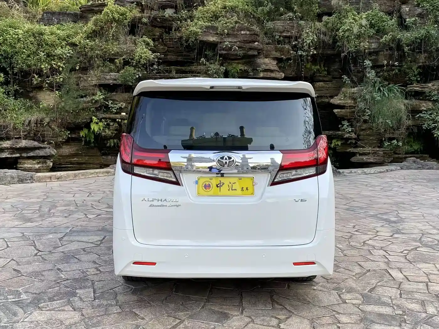 Toyota Alphard 2015 3.5L Premium Edition фото 10