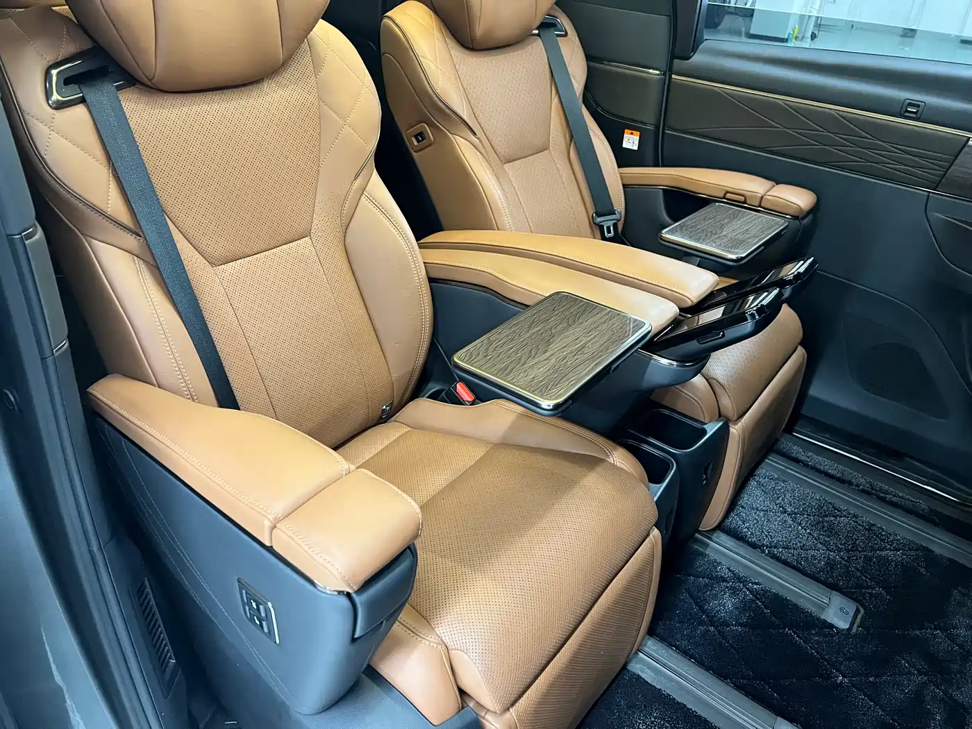 Toyota Alphard 2024 Hybrid 2.5L Ultimate Enjoyment Edition фото 14