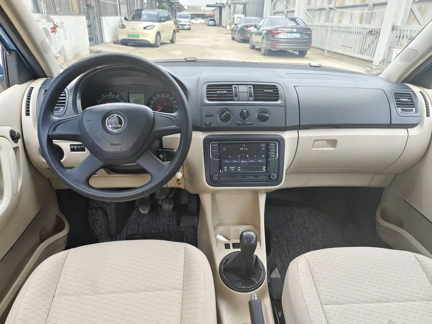 Škoda Fabia 2014 1.4L Manual Crystal Edition фото 5