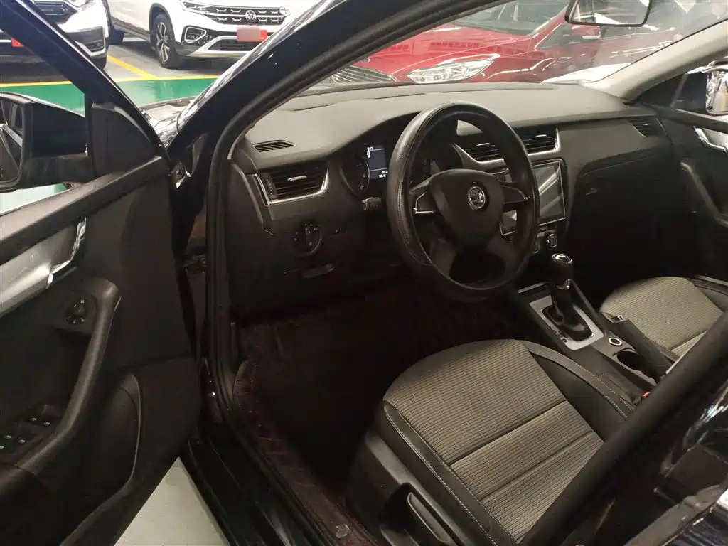Škoda Octavia 2016 1.6L Automatic Pioneer Edition фото 16