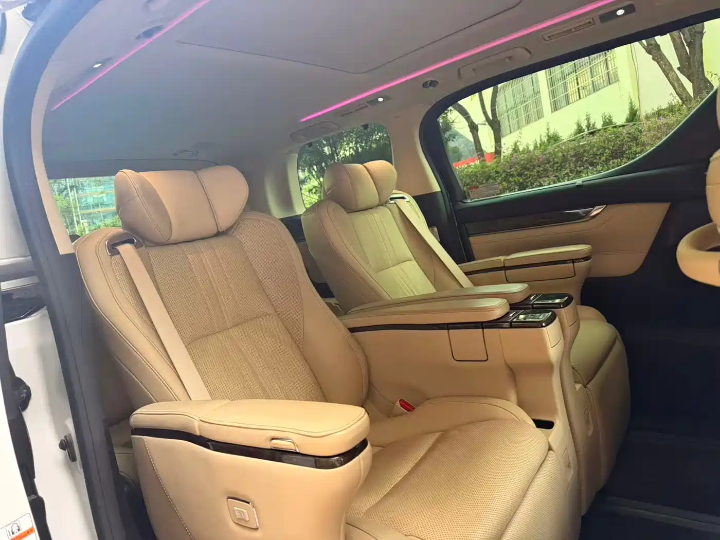 Toyota Alphard 2019 Hybrid 2.5L Premium Edition фото 4