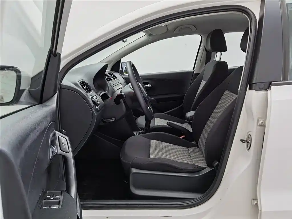 Volkswagen Polo 2013 1.4L Manual Trend Edition фото 10