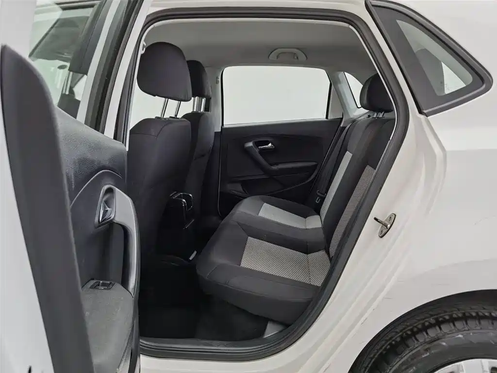 Volkswagen Polo 2013 1.4L Manual Trend Edition фото 15