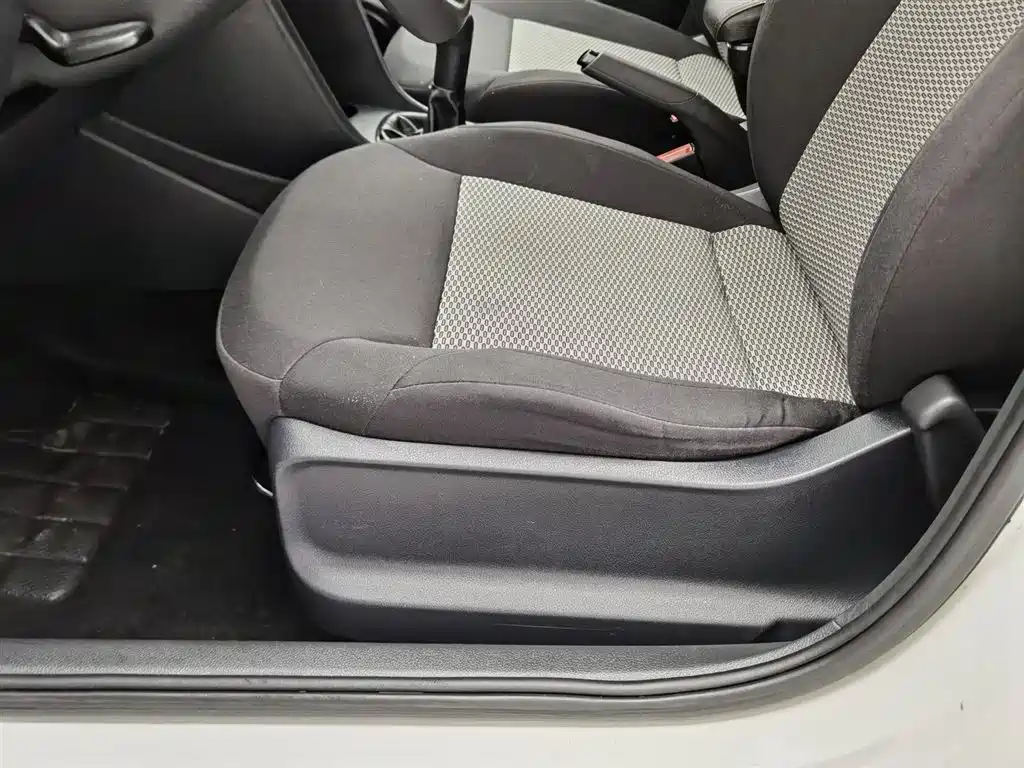 Volkswagen Polo 2013 1.4L Manual Trend Edition фото 20