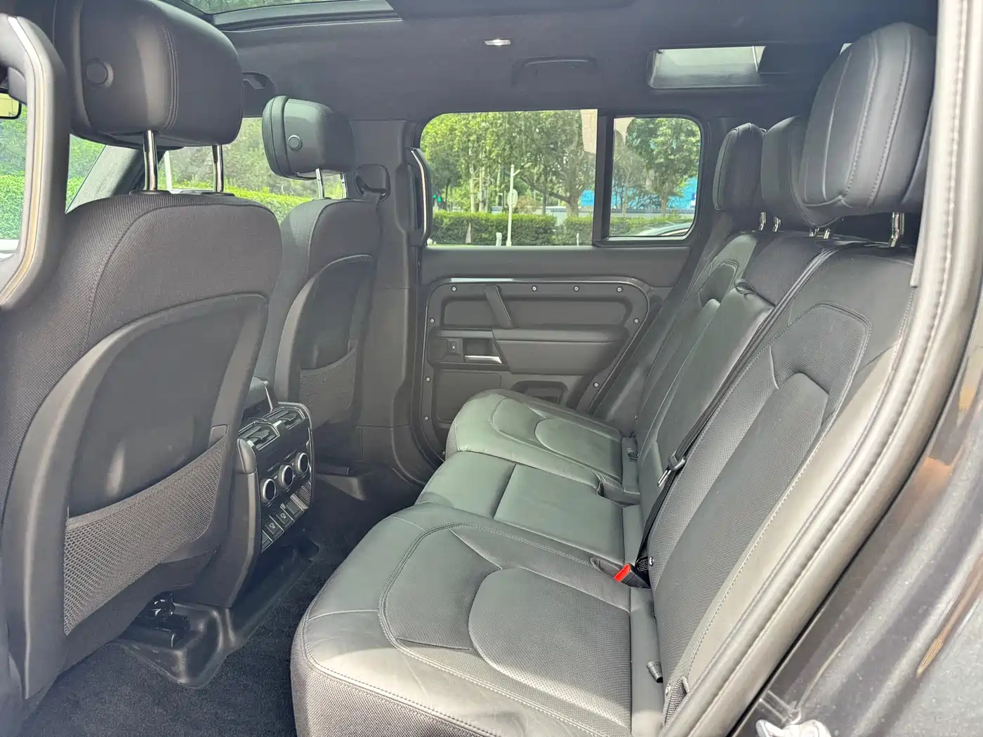 Land Rover Defender 2025 110 3.0T P400 X фото 16