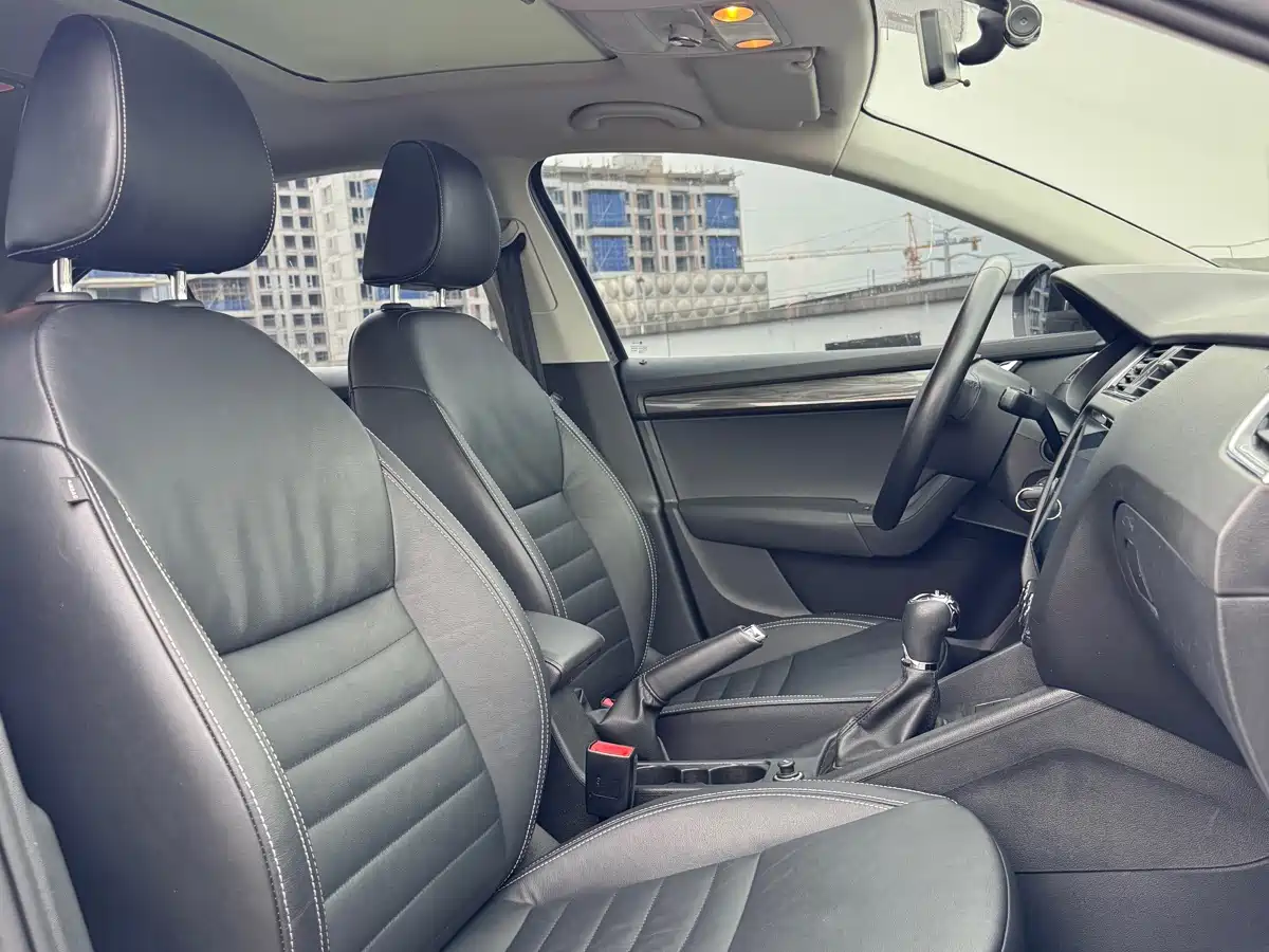 Škoda Octavia 2017 1.6L Automatic Smart Edition фото 9