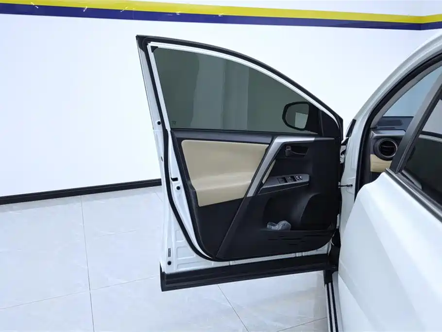 Toyota RAV4 Rongfang 2016 2.0L CVT 2WD Trend (China V) фото 7