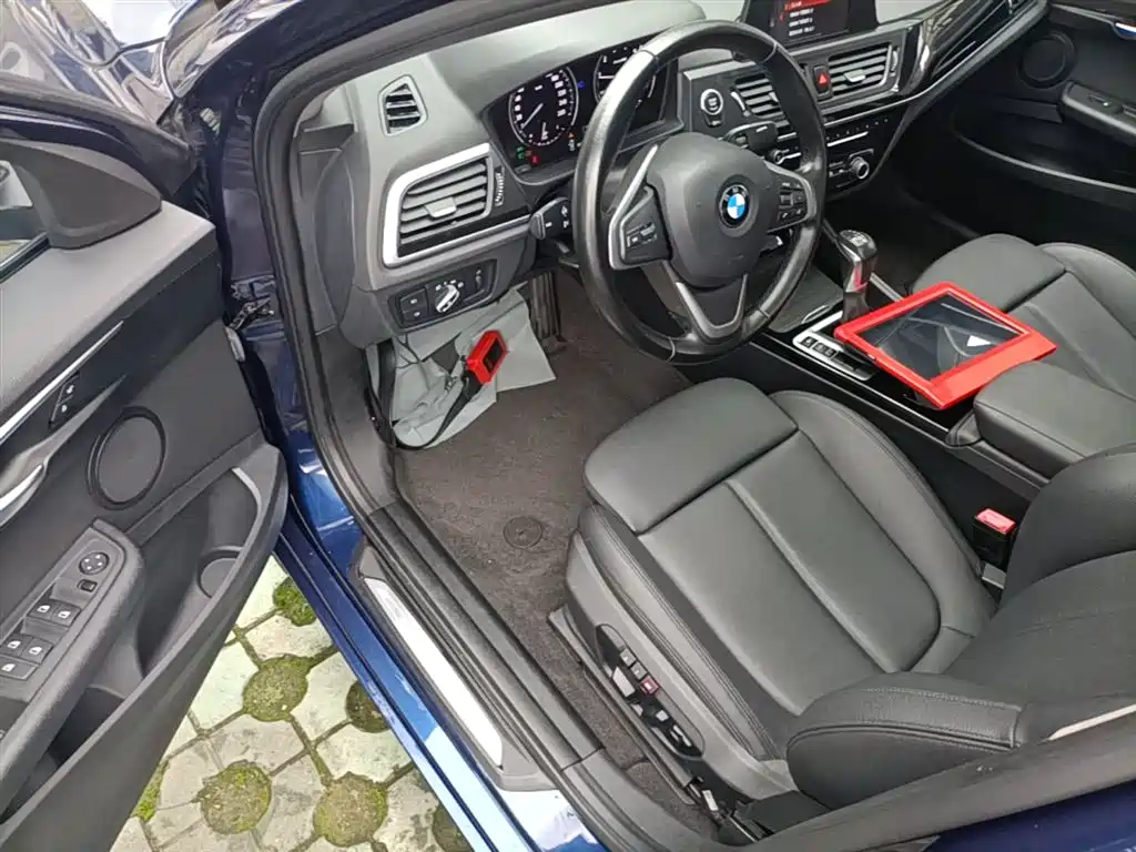 BMW 1 Series 2018 118i Sport Edition фото 16