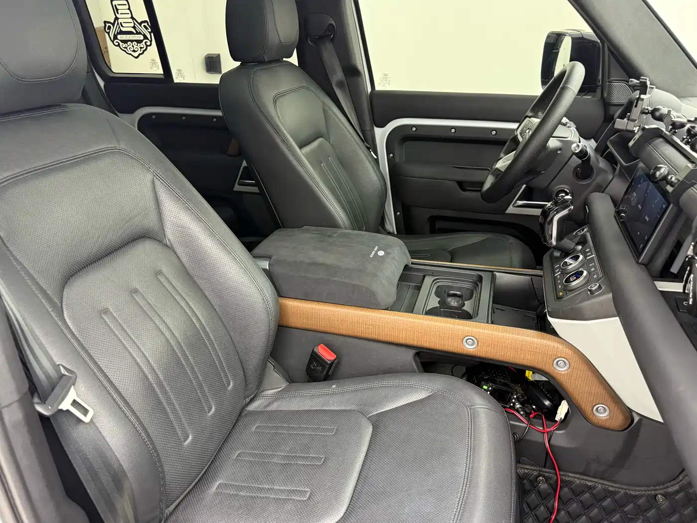 Land Rover Defender NEV 2022 110 P400e фото 23