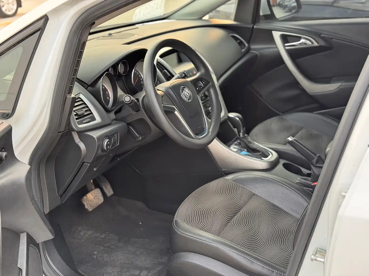 Buick Excelle 2013 Model XT 1.6L Automatic Fashion фото 4