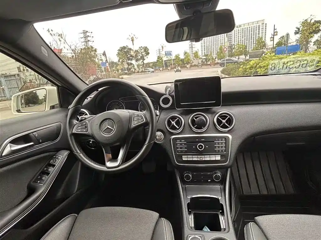 Mercedes-Benz A-Class (Import) 2017 Facelift A 200 Dynamic фото 3