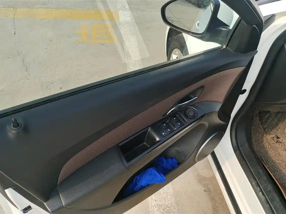 Chevrolet Cruze 2015 Hatchback 1.6L Manual Comfort фото 7