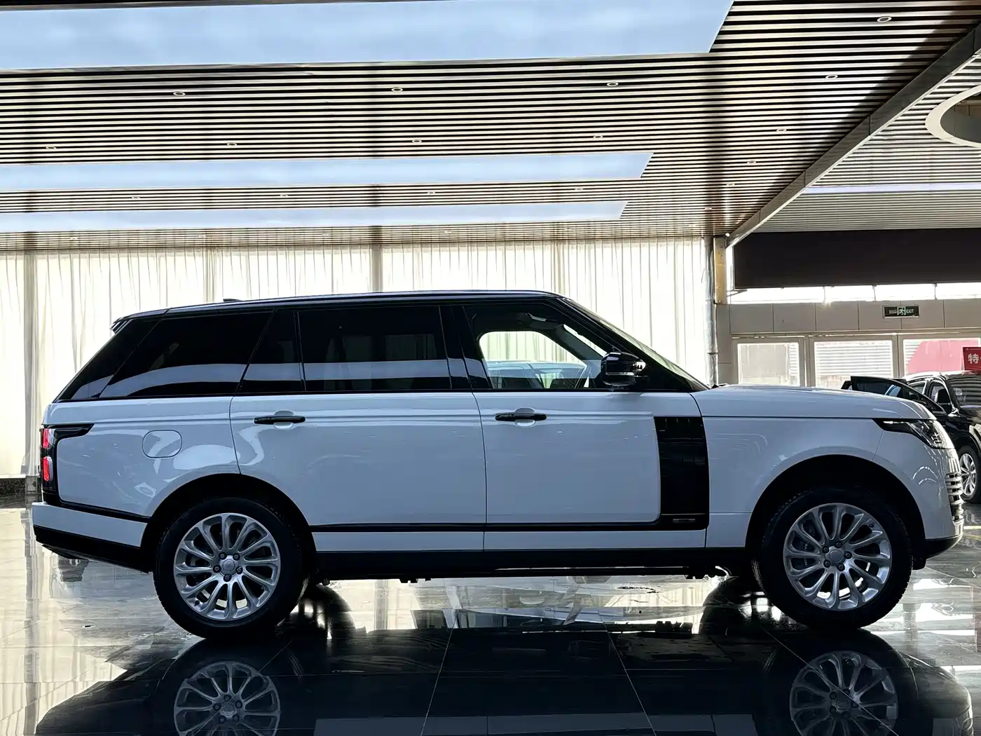 Land Rover Range Rover 2018 3.0 SC V6 Vogue Heritage Extended Edition фото 4