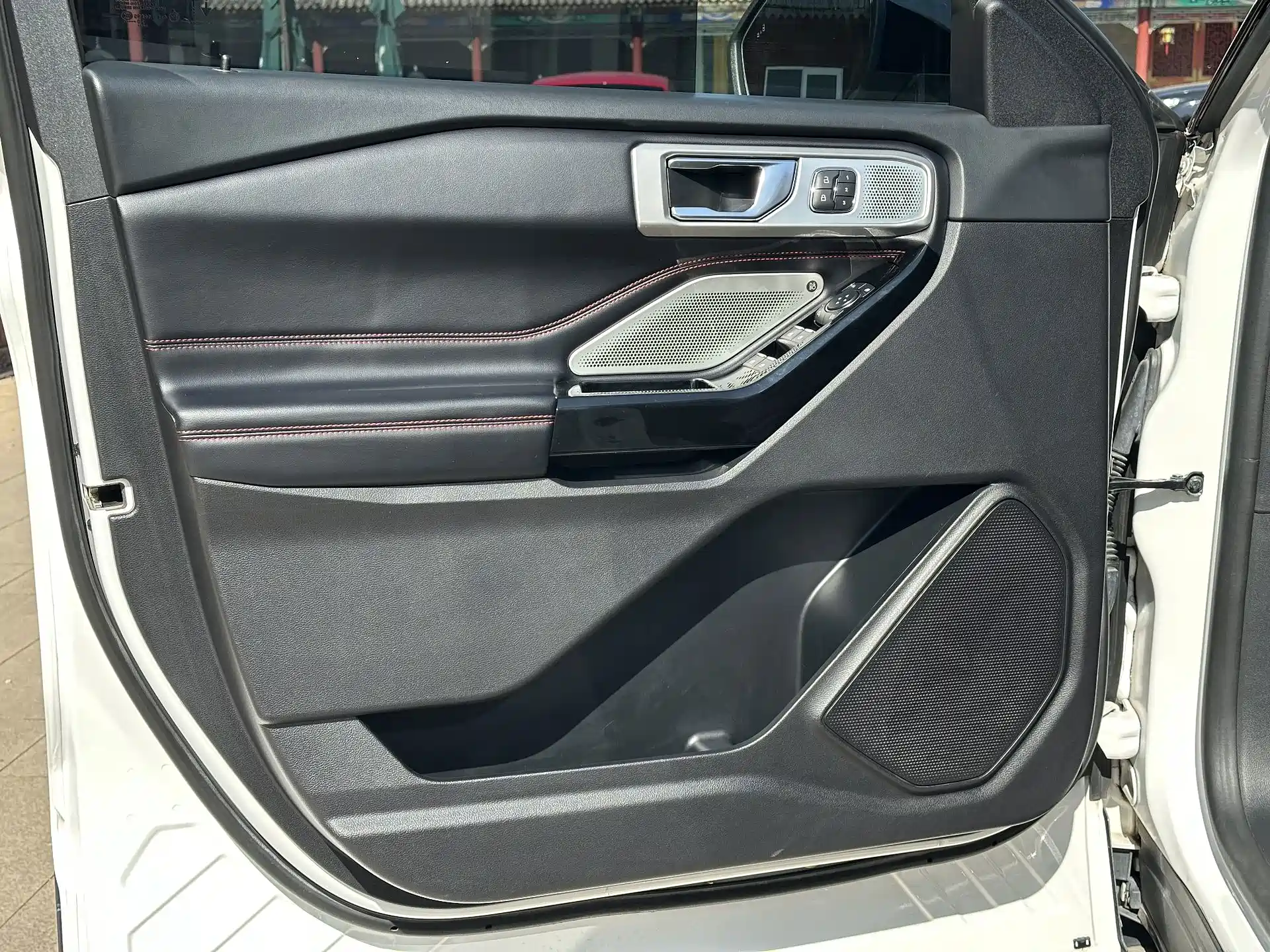 Фото 8 - Ford Explorer