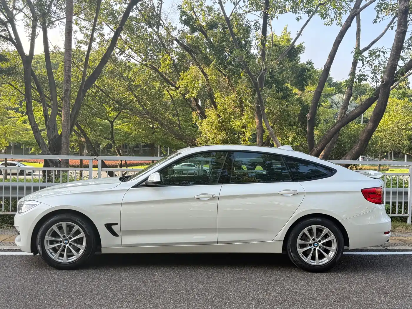 BMW 3 Series GT 2013 Model 320i Leading фото 3