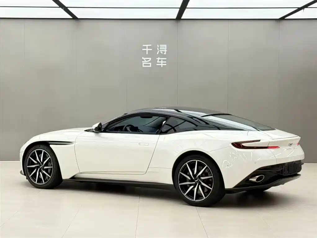 Фото 14 - Aston Martin DB11