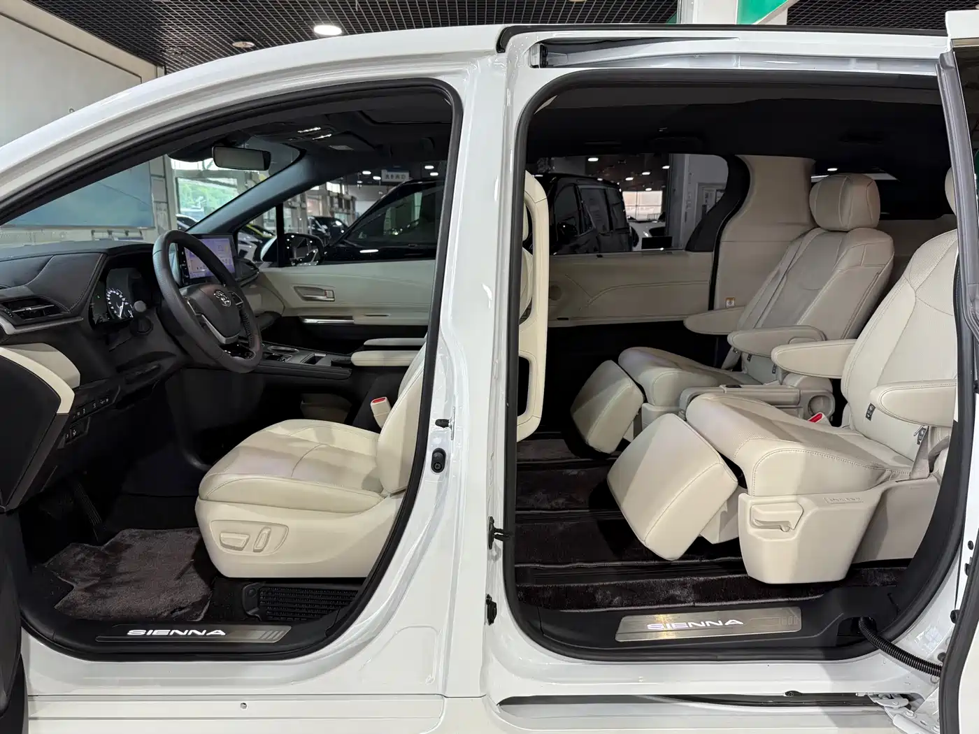Toyota Sienna 2024 2.5L Hybrid 4WD Premium Edition фото 7