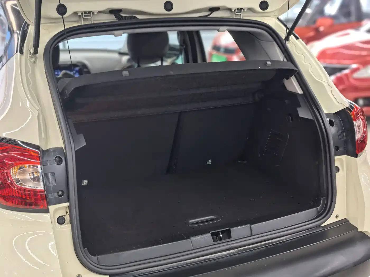 Renault Captur 2015 2015 Model 1.2T Automatic Standard Edition