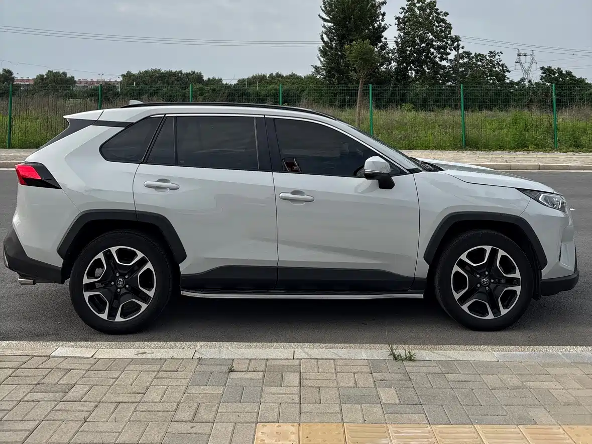 Toyota RAV4 Rongfang 2020 2.0L CVT 4WD Premium Edition фото 4