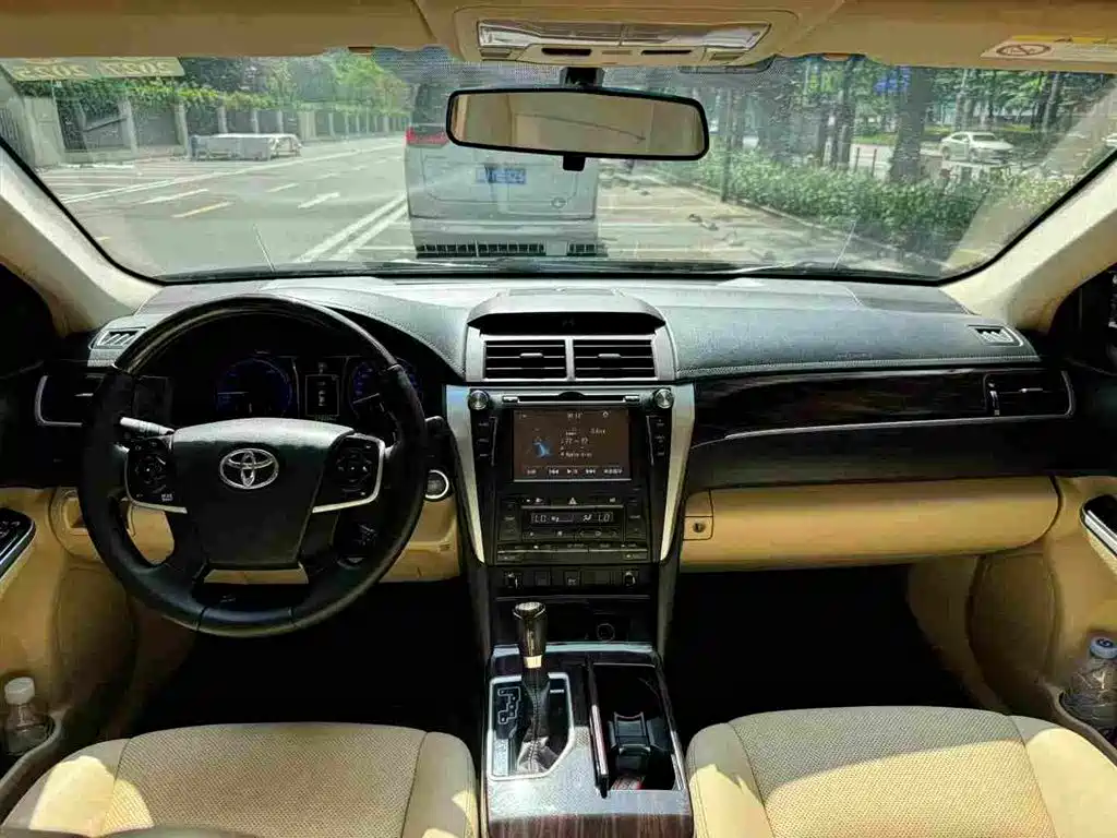 Toyota Camry 2016 Hybrid 2.5HG 10th Anniversary Luxury Navigation Edition фото 7