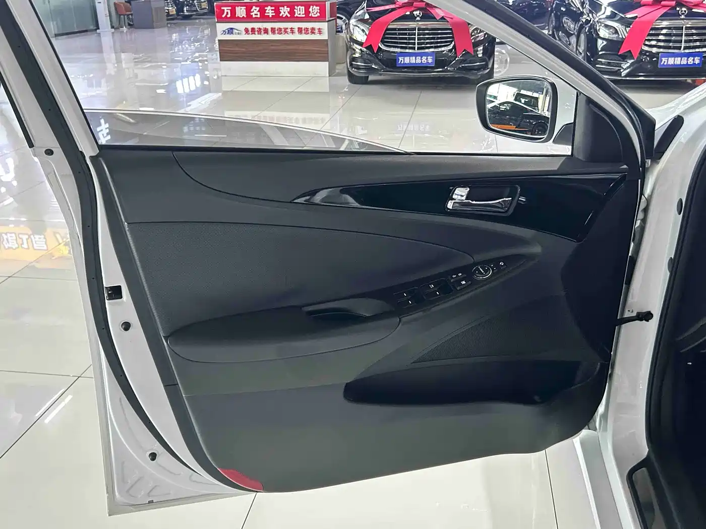 Hyundai Sonata 2014 2.0L Automatic Luxury фото 8