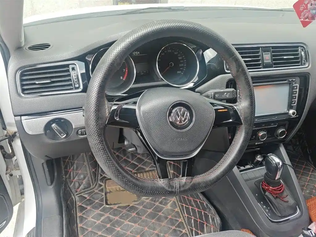 Volkswagen Sagitar 2015 1.6L Automatic Comfort фото 3